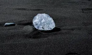 Lodowy diament na czarnym piasku. Jego zastosowanie? Czysta, naturalna piękność, jak ta na plaży.