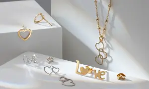 Złota biżuteria w kształcie serc i napis "love". Czy złoto jest miękkie? Te delikatne formy sugerują, że tak.
