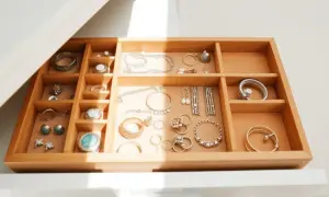 Jak zrobić organizer na biżuterię DIY? Pomysły i instrukcje krok po kroku