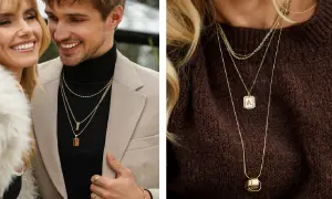 Para mężczyzny i kobiety pokazują, jak nosić kilka łańcuszków. Złote naszyjniki tworzą stylowe warstwy, dodając elegancji.