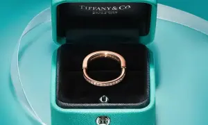 Różowe złoto i diamenty w pudełku Tiffany & Co. – kwintesencja luksusowych marek biżuterii.