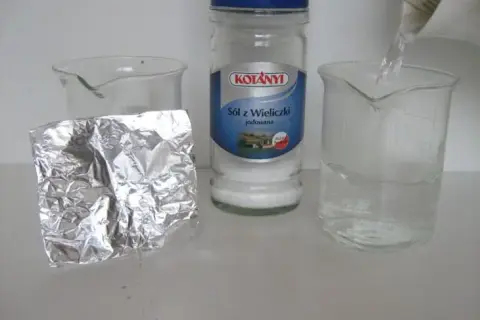Elektrochemiczne czyszczenie srebra: prosty i bezpieczny sposób DIY