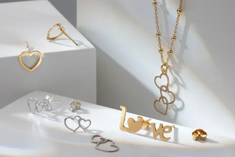 Złota biżuteria w kształcie serc i napis "love". Czy złoto jest miękkie? Te delikatne formy sugerują, że tak.