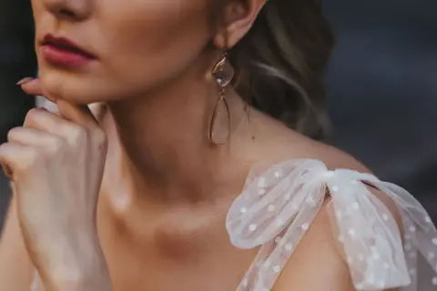 Idealna biżuteria ślubna: przewodnik po trendach i stylizacji