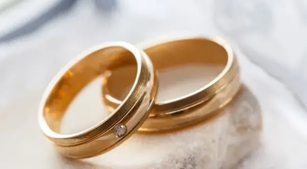 Z czego obrączki? Przewodnik po materiałach, cenach i trendach