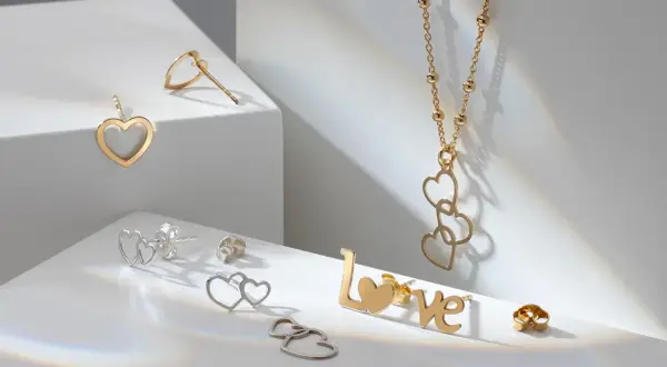 Złota biżuteria w kształcie serc i napis "love". Czy złoto jest miękkie? Te delikatne formy sugerują, że tak.