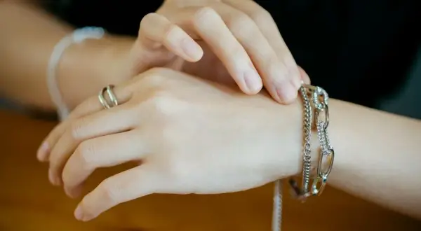 Jak nosić biżuterię? Praktyczny przewodnik po stylizacji i trendach