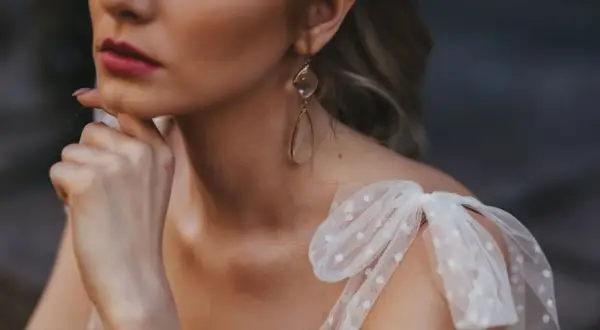 Idealna biżuteria ślubna: przewodnik po trendach i stylizacji