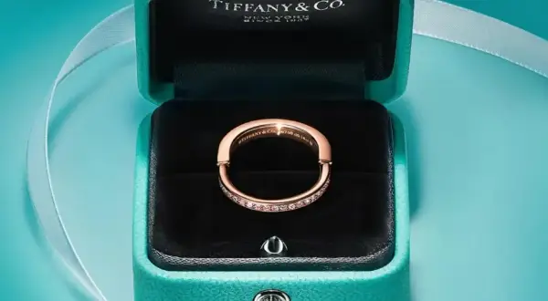 Różowe złoto i diamenty w pudełku Tiffany & Co. – kwintesencja luksusowych marek biżuterii.