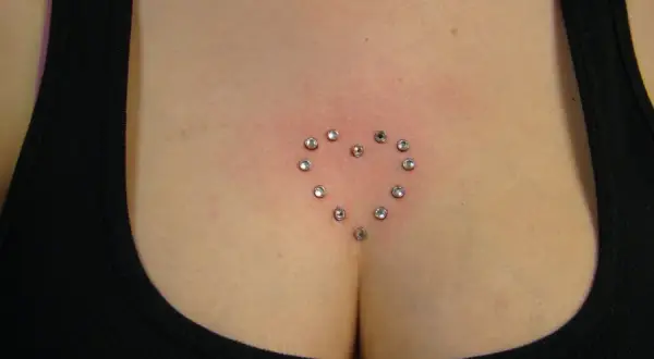 Kolczyk między piersiami: Przewodnik po piercingu sternum, bólu i gojeniu