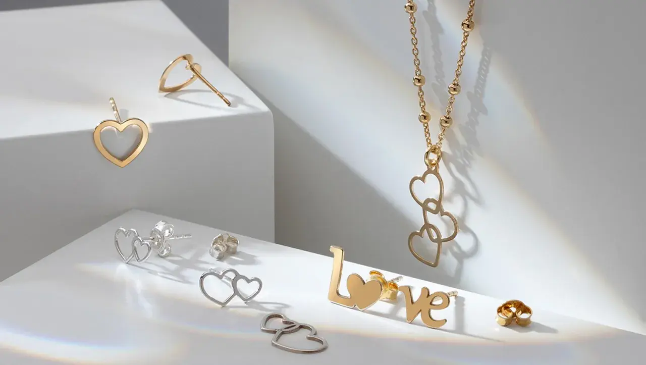 Złota biżuteria w kształcie serc i napis "love". Czy złoto jest miękkie? Te delikatne formy sugerują, że tak.