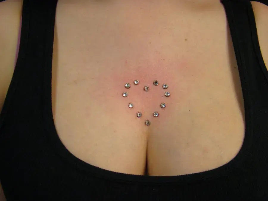 Kolczyk między piersiami: Przewodnik po piercingu sternum, bólu i gojeniu