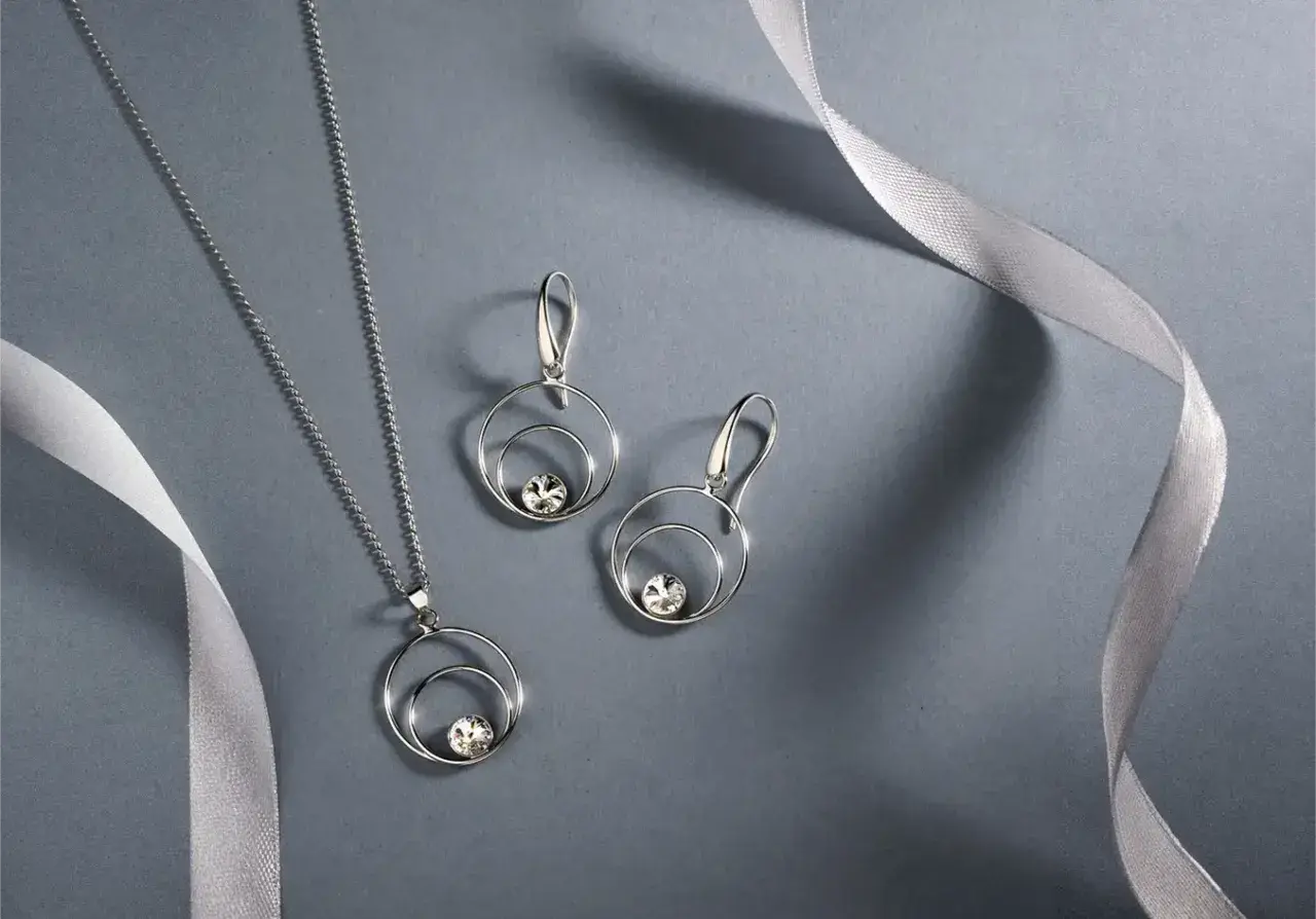 Elegancki komplet biżuterii z cyrkoniami: naszyjnik i kolczyki. Cyrkonia co to? To piękny kamień, który dodaje blasku.