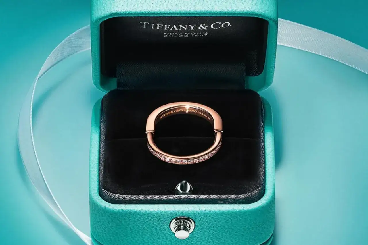 Elegancki pierścionek z różowego złota z brylantami, w ikonicznym pudełku Tiffany & Co. – kwintesencja luksusowych marek biżuterii.