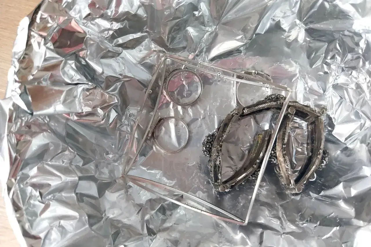 srebro przed i po czyszczeniu folią aluminiową