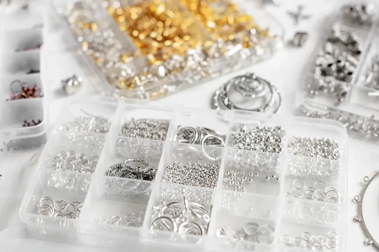 niezbędne półfabrykaty do biżuterii flat lay