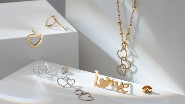 Złota biżuteria w kształcie serc i napis "love". Czy złoto jest miękkie? Te delikatne formy sugerują, że tak.