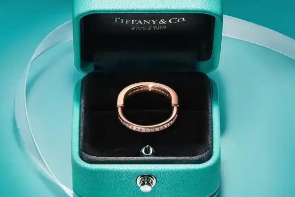 Różowe złoto i diamenty w pudełku Tiffany & Co. – kwintesencja luksusowych marek biżuterii.